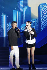 组图：李大双李小双兄弟携妻赛幸福 李琳丸子头献唱