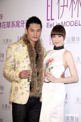 幻灯：林嘉绮性感出席伊林派对 林又立比基尼抢镜