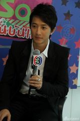 组图：帅气韩庚泰国受热捧 虔诚男歌迷下跪支持