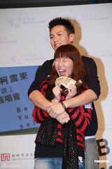 组图：柯震东香港签唱会 态度亲和大方拥抱女歌迷