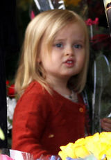 组图：朱莉带3岁爱女买花 维维安似阳光小美女