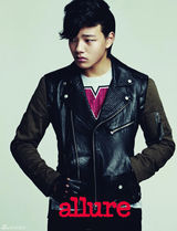 高清组图：《月亮》童星吕珍九杂志写真帅气知性