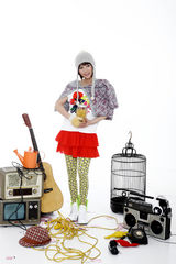 高清图：金莎带宠物拍杂志 画面彩色活力十足