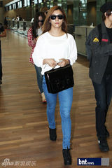 组图：韩团f(x)为K-POP公演现身上海机场