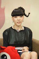 组图：吴莫愁做客新浪聊专辑 不担心能红多久