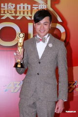 组图：黄浩然获得飞跃进步奖 透露已经做爸爸
