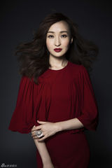 组图：宇秋最新写真冷艳温柔 女神气场十足