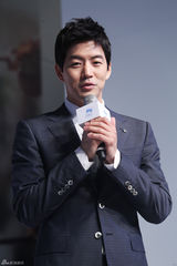 组图：韩星李尚允出席活动 西装帅气笑容迷人