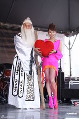 组图：丁当签唱会目睹男男热吻 称很想谈恋爱