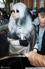 组图：Lady Gaga银色长发波浪长袍造型依旧犀利
