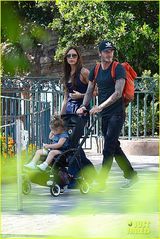 组图：贝克汉姆夫妇带子女游玩迪士尼 小七卖萌