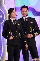 高清图：《冲上云霄2》庆功 张智霖跪吻陈法拉