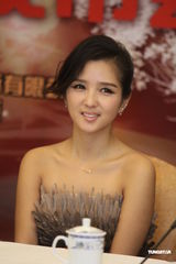 组图：王宝强宣传新片何洁帮按摩 扮大仙预测票房