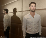 组图：绯闻女孩男主角捞金 与女主持贴脸热聊