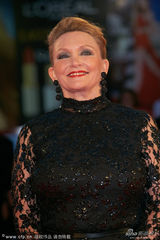 组图：弗朗西斯卡助阵《沙漠驼影》 美胸隐现