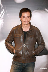 组图：官恩娜金色小洋装亮相 自曝喜买花哨内衣