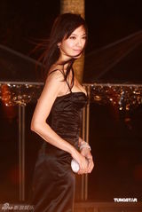 幻灯：香港金像奖红毯 林熙蕾低胸礼服高贵典雅