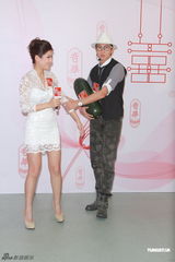 组图：洪天明周家蔚夫妻档甜蜜出镜秀恩爱