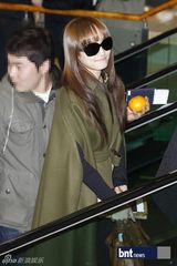 组图：f(x)少女时代Beast等亮相机场展休闲时尚风采