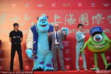 组图：《怪兽大学》剧组徐峥何炅亮相红毯