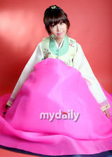 组图：韩星姜艺苑穿韩服拍写真 为粉丝送新年祝福