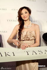 幻灯图：吴佩慈为珠宝代言吸金 米色低胸长裙秀性感