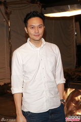 组图：张智霖为自己导MV 蔡一杰伍咏薇现场搞怪