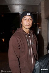 组图：陈自强为母亲设灵 林凤娇代表成龙致祭