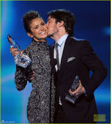 组图：妮娜伊恩收获荧幕情侣奖 重修旧好拥吻