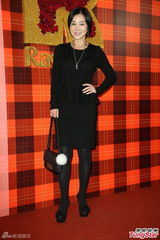 组图：黄小柔出嫁盼造人 穿低胸婚纱挽老公亮相