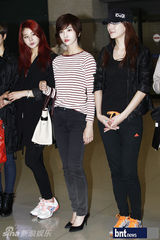 组图：T-ara孝敏与新女团结束欧洲旅行回国