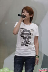 组图：刘忻上海签书女屌丝变文艺女青年