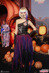 组图：吴卓羲宣传万圣节扮吸血鬼 高海宁险走光