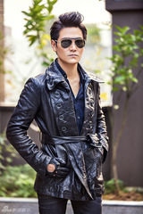 组图：丁子峻冬季街拍黑色夹克随性帅气