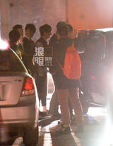 组图：夜店咖何炅会友吃饭 饭后去KTV唱歌