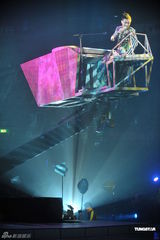 组图：梁汉文香港红馆开唱 圈中好友齐助阵