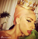 组图：LadyGaga化身绿精灵 裸上身办万圣节派对