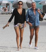 组图：90后小女友乳沟诱人 帮73岁时尚大佬更衣