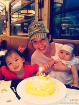 组图：蔡少芬与两爱女庆生 珍惜与张晋十年感情