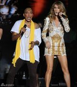 组图：席琳迪翁牙买加开唱换装数套