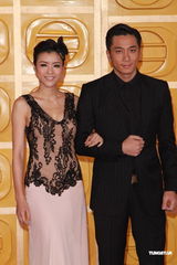 组图：陈茵媺身着蕾丝拼接裙牵手吴卓羲走红毯