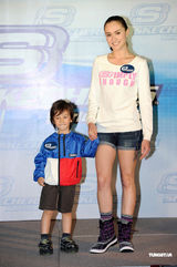 组图：邓紫棋代言鞋类品牌 携手徐子珊出席时装秀