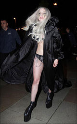 组图：LadyGaGa雷人巫婆造型 灰发黑袍脸贴金片