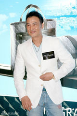 幻灯图：任达华收藏金银钻石打火机 被女儿强制戒烟