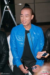 组图：古惑仔将登红馆开唱 陈小春感慨落泪