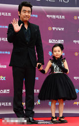 组图：柳承龙携可爱小萝莉走百想红毯