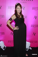 组图：谢婷婷曝家人洗头怪癖 谢霆锋不爱用水