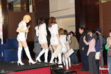 组图：韩国组合少女时代香港巡演从天而降热辣有型