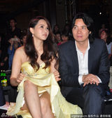 组图：伊能静翘腿露底全不知 热贴胡雪桦放电