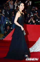 组图：韩佳人黑色长裙高贵优雅亮相红毯